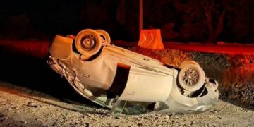 Vehículo termina volcado en zanja de acceso a Tamuín