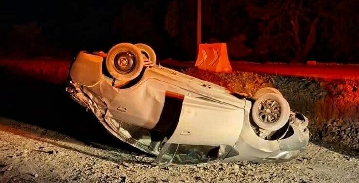 Vehículo termina volcado en zanja de acceso a Tamuín