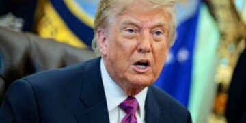 Donald Trump califica de “bulo” la destrucción de la humanidad por la IA y descarta regular el sector tecnológico