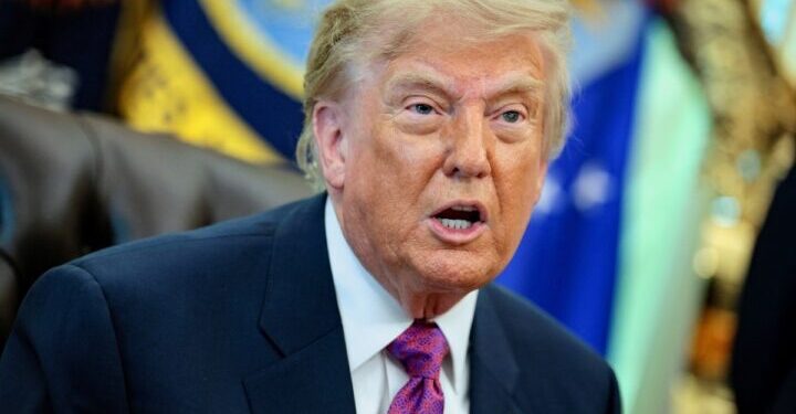 Donald Trump califica de “bulo” la destrucción de la humanidad por la IA y descarta regular el sector tecnológico