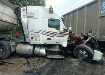 Tren embiste a tráiler en cruce ferroviario de Tamuín