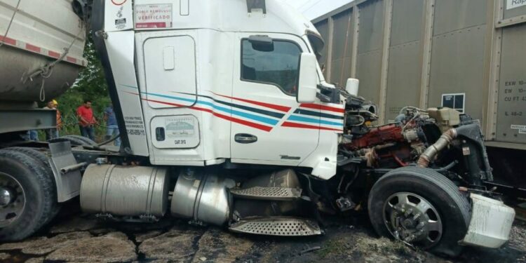 Tren embiste a tráiler en cruce ferroviario de Tamuín
