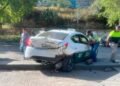 Taxi termina sobre contención tras choque en el río Santiago