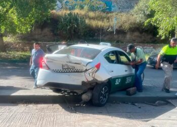 Taxi termina sobre contención tras choque en el río Santiago