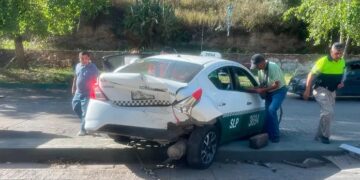 Taxi termina sobre contención tras choque en el río Santiago