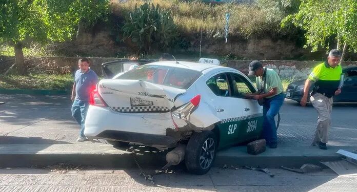 Taxi termina sobre contención tras choque en el río Santiago