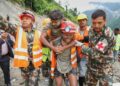 Rescatan con vida a dos trabajadores nueve días después de las inundaciones en Nepal