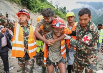 Rescatan con vida a dos trabajadores nueve días después de las inundaciones en Nepal