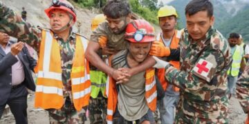 Rescatan con vida a dos trabajadores nueve días después de las inundaciones en Nepal