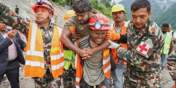 Rescatan con vida a dos trabajadores nueve días después de las inundaciones en Nepal