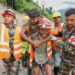 Rescatan con vida a dos trabajadores nueve días después de las inundaciones en Nepal
