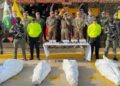 Ordenan a De la Espriella retirar imágenes en las que aparece entre cadáveres