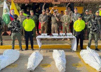 Ordenan a De la Espriella retirar imágenes en las que aparece entre cadáveres