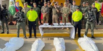 Ordenan a De la Espriella retirar imágenes en las que aparece entre cadáveres