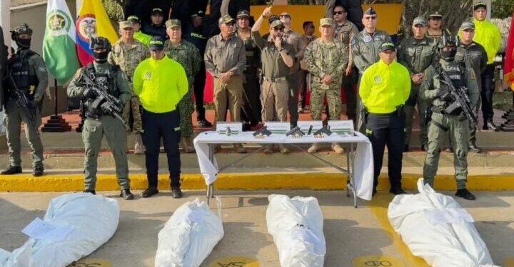 Ordenan a De la Espriella retirar imágenes en las que aparece entre cadáveres