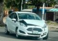 Choque entre dos autos deja daños materiales en Industrial Aviación