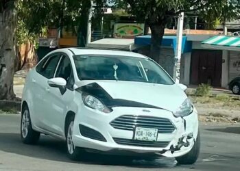 Choque entre dos autos deja daños materiales en Industrial Aviación