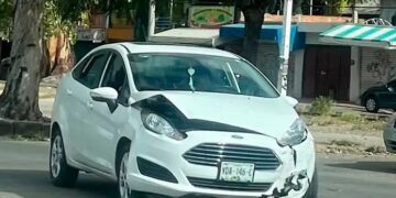 Choque entre dos autos deja daños materiales en Industrial Aviación