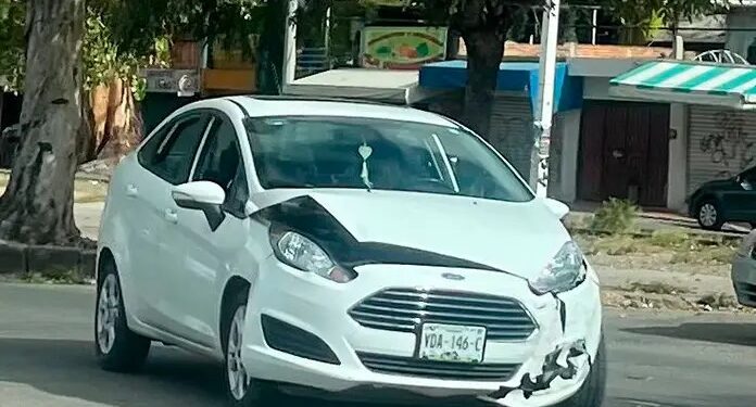 Choque entre dos autos deja daños materiales en Industrial Aviación