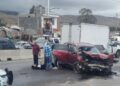Aparatoso accidente en Periférico deja a un joven lesionado