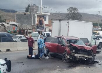 Aparatoso accidente en Periférico deja a un joven lesionado