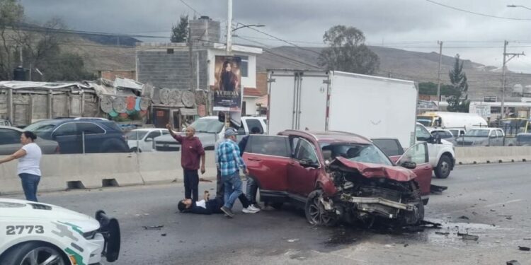 Aparatoso accidente en Periférico deja a un joven lesionado