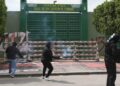 Normalistas lanzan petardos contra instalaciones militares por caso Ayotzinapa