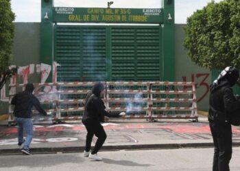 Normalistas lanzan petardos contra instalaciones militares por caso Ayotzinapa