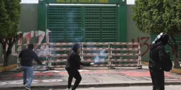 Normalistas lanzan petardos contra instalaciones militares por caso Ayotzinapa