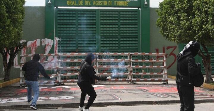 Normalistas lanzan petardos contra instalaciones militares por caso Ayotzinapa