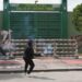Normalistas lanzan petardos contra instalaciones militares por caso Ayotzinapa