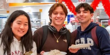 Críticas a Stanford por borrar con IA a un estudiante hispano de una foto publicitaria