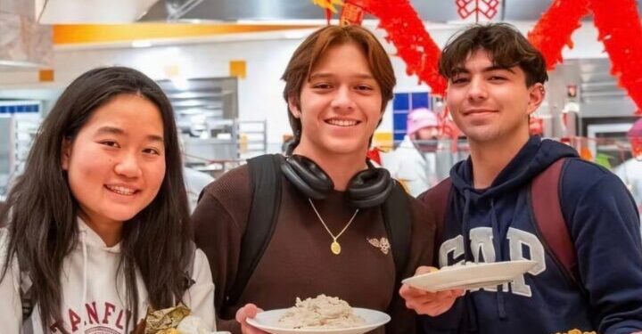 Críticas a Stanford por borrar con IA a un estudiante hispano de una foto publicitaria
