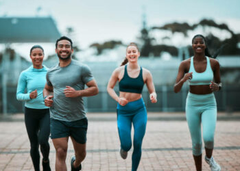 Entrenar sin agotarse: tres ejercicios de ritmo moderado que mejoran la condición física