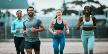 Entrenar sin agotarse: tres ejercicios de ritmo moderado que mejoran la condición física