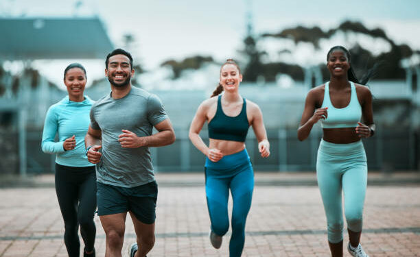 Entrenar sin agotarse: tres ejercicios de ritmo moderado que mejoran la condición física