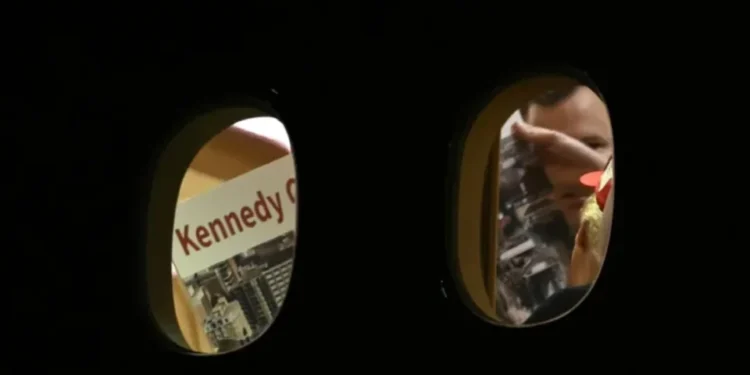 Se reaviva la polémica por el Centro Kennedy: Captan a Trump con cartel sobre su demolición