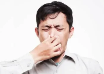 ¿Dejar de bañarse atrae el amor? Esto es el “pheromone-maxxing” que se ha viralizado en TikTok