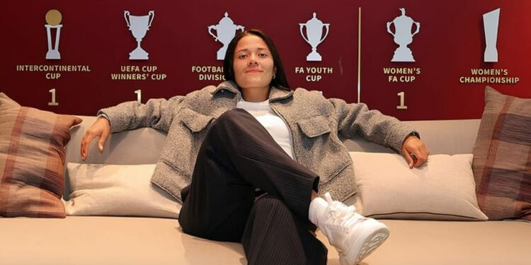 Rebeca Bernal hace historia, es la primera mexicana que jugará en el Manchester United