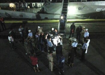 Pescador rescatado a la deriva por la Marina regresa con su familia
