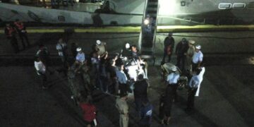 Pescador rescatado a la deriva por la Marina regresa con su familia