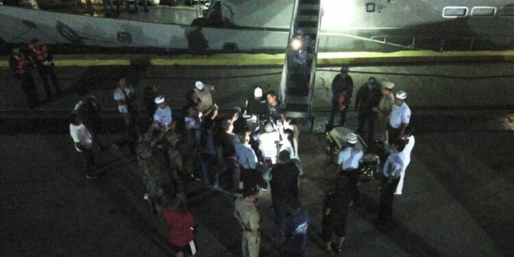 Pescador rescatado a la deriva por la Marina regresa con su familia