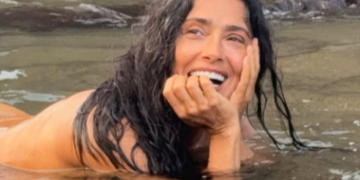Salma Hayek celebra sus 60 años con fotografías frente al mar