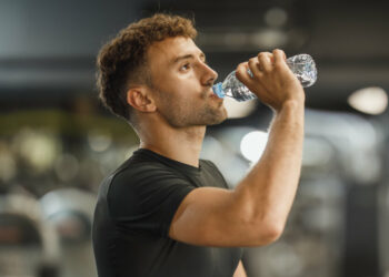 Hidratación al correr: cuánta agua y electrolitos necesita el cuerpo para sostener el rendimiento