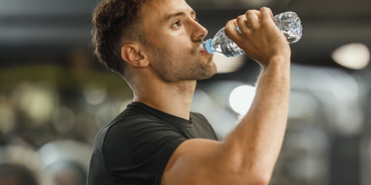 Hidratación al correr: cuánta agua y electrolitos necesita el cuerpo para sostener el rendimiento