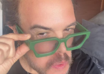 Aleks Syntek reaparece sin peluquín y publica mensajes en redes sociales