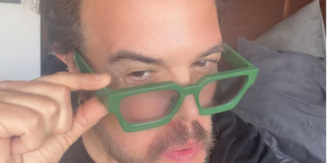 Aleks Syntek reaparece sin peluquín y publica mensajes en redes sociales