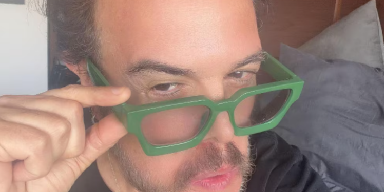 Aleks Syntek reaparece sin peluquín y publica mensajes en redes sociales
