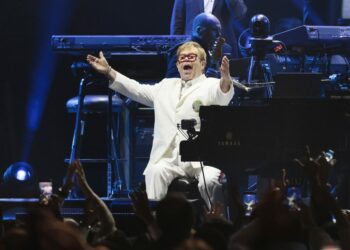 Elton John brinda una conmovedora despedida de México en un controversial Estadio Banorte