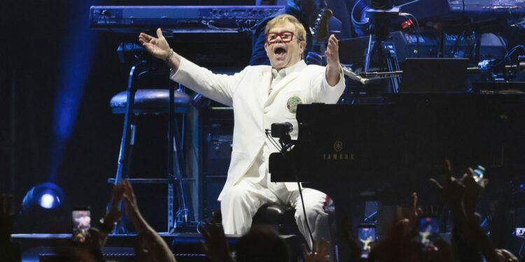Elton John brinda una conmovedora despedida de México en un controversial Estadio Banorte